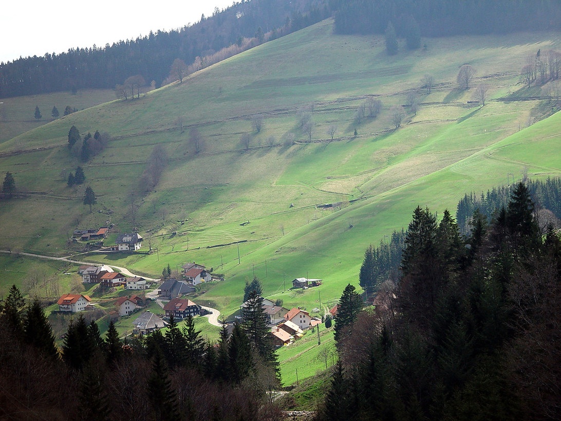 Eine malerische Luftaufnahme eines Dorfes in den Tälern des Schwarzwalds, das die idyllische und doch strategische Lage von Bühl symbolisiert.